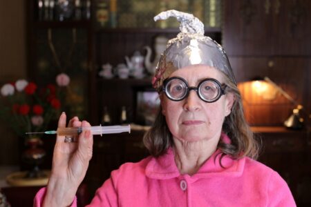 Konspiracím nutně nevěří jen hloupí lidé. Psychologové vysvětlují, proč je víra v ně normální a kdy může člověka zachránit