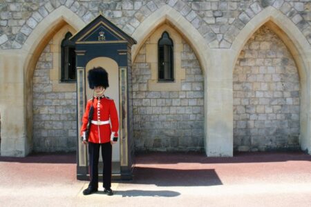 Proč britská královská stráž nosí vysoké klobouky? Fakt, který skoro nikdo nezná