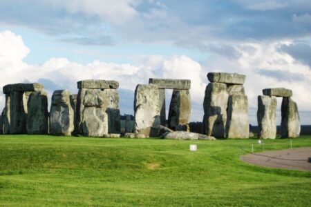 Stonehenge opět přichází s dalším tajemstvím. Při dopravních úpravách byly odkryty starodávné hroby