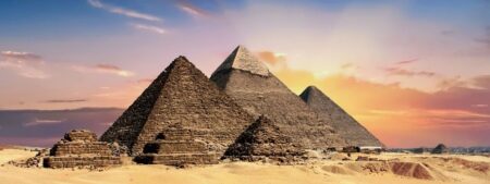 Vylovit jednu ztroskotanou loď ze Suezského průplavu byl velký problém. Jak tedy Egypťané postavili pyramidy?