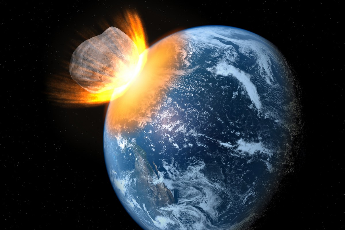 Планета врежется в землю. Астероид 2022 ae1. Столкновение метеорита с землей. Астероид и земля. Столкновение астероида с землей.