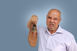 Jak se zbavit nepříjemného zápachu z obuvi jednou provždy? Sáček černého čaje je skvělým pomocníkem, který nezklame