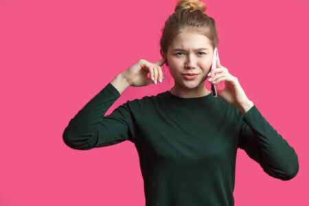 Jednoduchý trik, jak zesílit hlasitost telefonu pomocí roličky toaletního papíru. Funguje jako reproduktor a ušetří tisíce korun