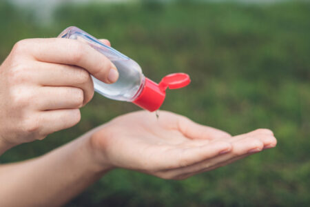 Bakterie se postupem času stávají odolné vůči dezinfekčním gelům. Jejich odolnost znamená obří riziko v dalších vlnách