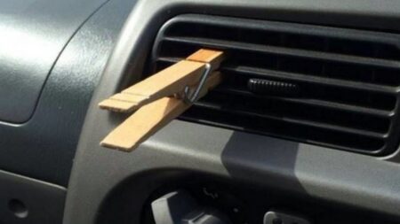 Proč zkušení motoristé připínají kolíček do výdechu klimatizace auta