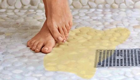 Močit, či nemočit ve sprše? To je, oč tu běží. Urolog na to má jednoznačný názor