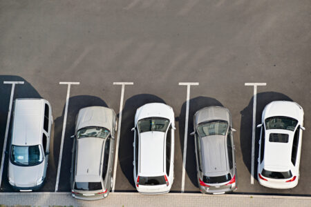 Celý život parkujete své auto na parkovišti špatně. Profesionální řidič ukázal, jak na to