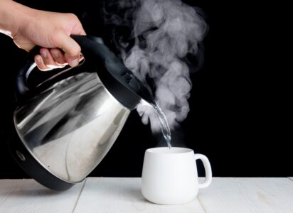 Převařujete v konvici stále tu stejnou vodu dokola? Dopouštíte se gigantické chyby a koledujete si o pořádnou zdravotní neplechu