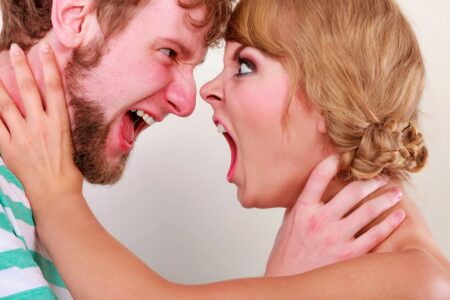 Proč při hádce na druhého řvete? Důvod zvyšování hlasu je tak prostý, že mu nebudete moc uvěřit