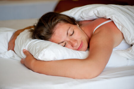 Všechny spánkové problémy vyřešíte nezvyklým přemístěním polštáře. Budete spát do růžova jako miminko, bezesné noci už vás strašit nebudou