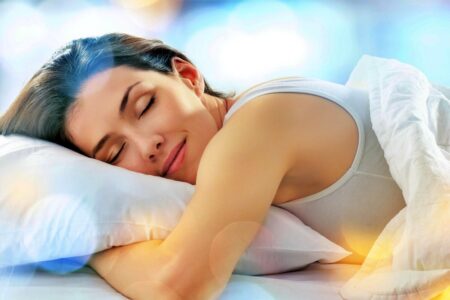 Proč potřebujeme při usínání něco objímat? Bez plyšového medvídka, polštáře, deky, či partnera to zkrátka nejde