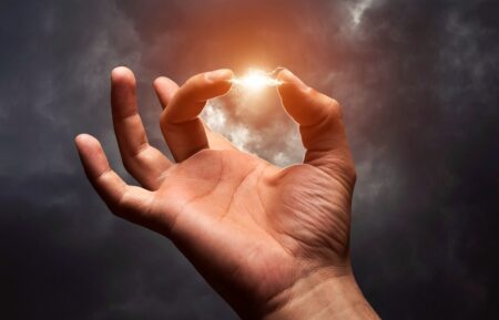 Stává se vám, že při dotyku určité věci či člověka dostanete slabý elektrický šok? Důvod tohoto jevu je jednoduší, než si myslíte