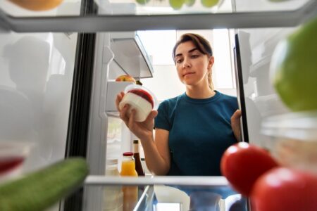 Máte v lednici jídlo po záruční lhůtě? Nevyhazujte ho, osvědčený způsob pomůže zjistit, zda je opravdu závadné