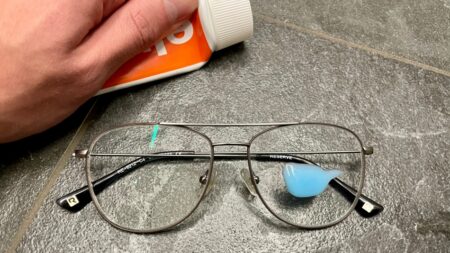 Máte poškrábané brýle? Obyčejná zubní pasta je odstraní raz dva. Funguje pro sluneční i dioptrické se 100% účinkem