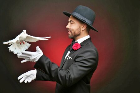 Tajemství legendárních kouzelnických triků odhalena v plné kráse. Vyčarovat holubici z pírka dokážete i vy