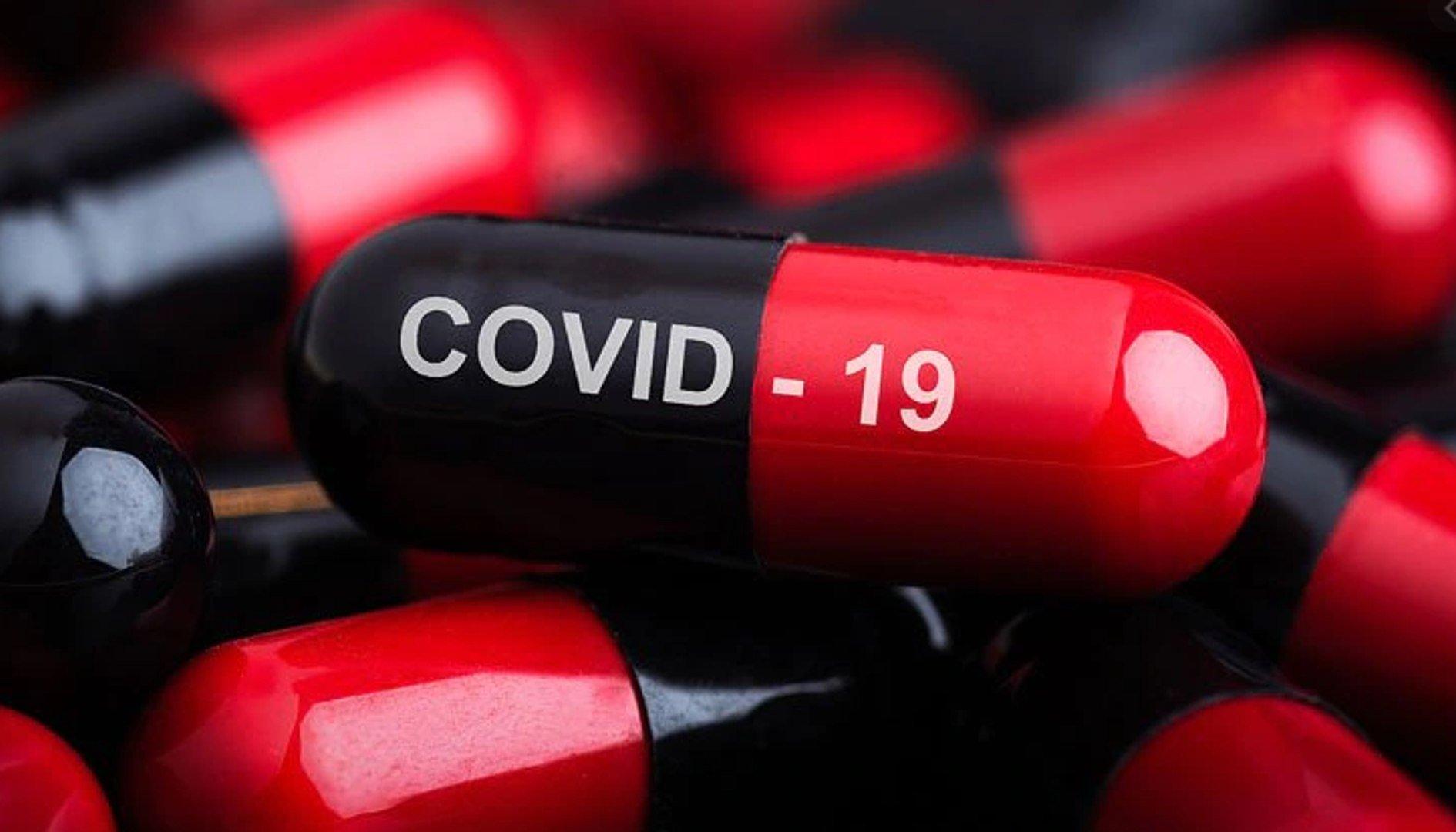 Nadějná novinka Pfizeru snižuje riziko hospitalizace a úmrtí na covid až o 89 %. Známe klinické výsledky