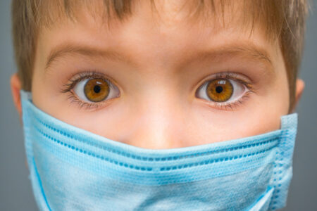 Dětská imunita je narušena přísnými opatřeními, tvrdí odborníci. Jakou budou mít vládní zásahy dohru?