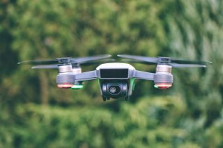 Krouží vám nad hlavou cizí dron? Pozor na obří past, naštvaní Češi kvůli tomu končí před soudem
