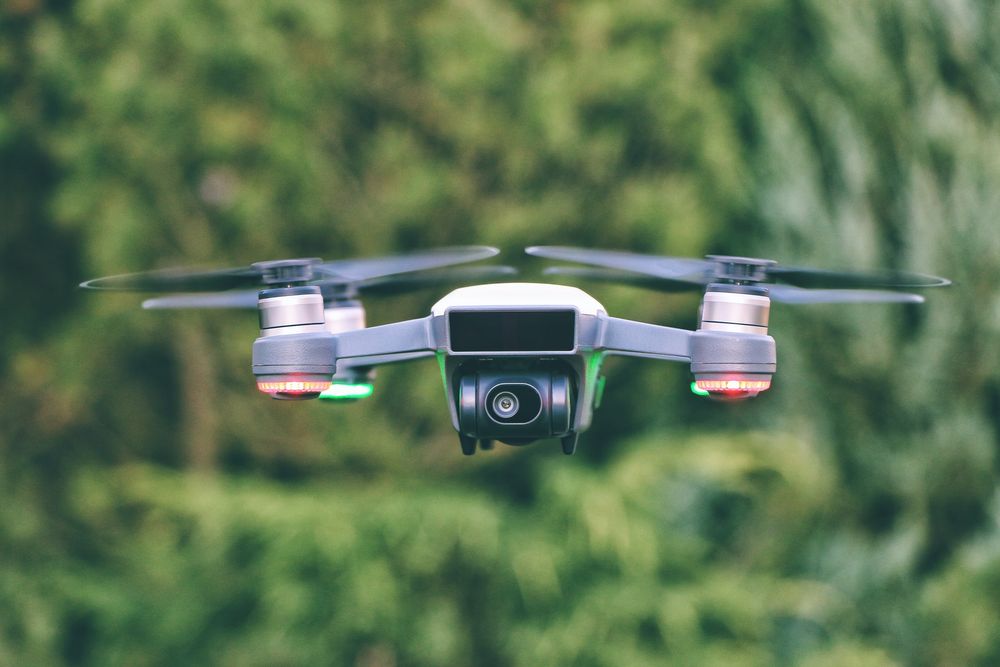 Krouží vám nad hlavou cizí dron? Pozor na obří past, naštvaní Češi kvůli tomu končí před soudem