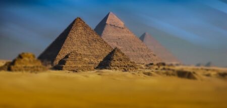 Postavili egyptské pyramidy opravdu lidé, nebo mimozemšťané? Historické tajemství divu světa poprvé odhaleno v plné kráse