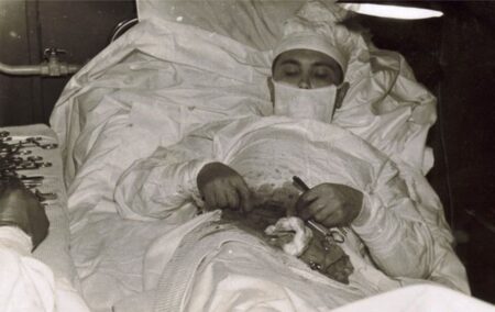 Chirurg si sám vyoperoval slepé střevo a zachránil si život. Z příběhu Leonida Rogozova běží mráz po zádech