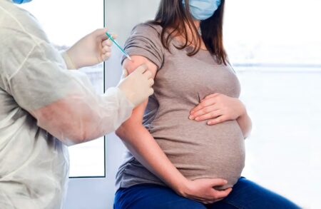 Při přenosu covid protilátek z matky na plod hraje zásadní roli pohlaví dítěte. Jsou na tom lépe dcery, nebo synové?