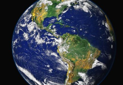 Tušíte, co všechno se děje na Zemi během jediného dne? Tipněte si, kolik udeří blesků, pokácíme stromů či vyrobíme automobilů