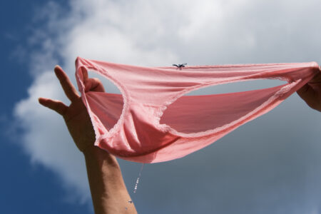 „Naostro“: Je chození bez spodního prádla zdraví prospěšné? Vynález 20. století má svá pro i proti