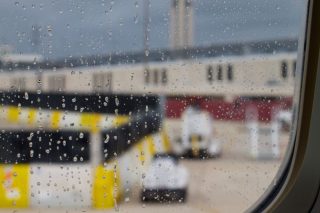 Okna se rosí, i když větráte správně. Kapky vznikají při přesném rozdílu teplot. Pomůže miska se solí