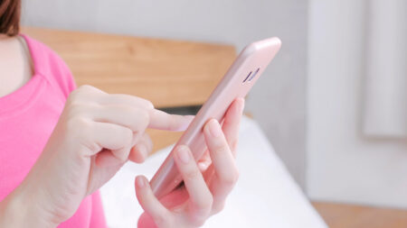 Vyhněte se na týden dívání na displej telefonu už v posteli po probuzení a sledujte, co se bude dít