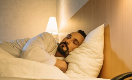 Přestaňte spát s rozsvíceným světlem. Dětský zvyk může vést k poškození plodnosti i zdraví srdce