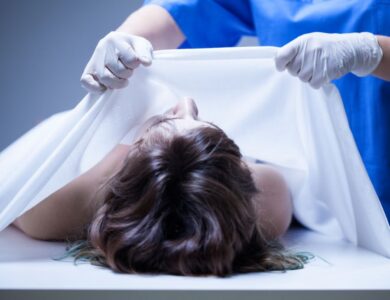 Hýbající se měsíce staré mrtvoly překvapily vědce. Fenomenální objev může pomoci při vyšetřování vražd