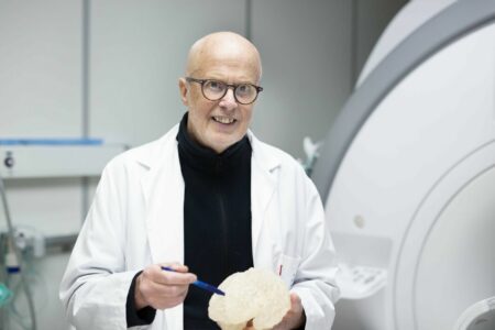 Slýcháte ve své hlavě hlasy? Norský doktor zjistil, odkud se berou. Nyní doufá, že najde vypínač