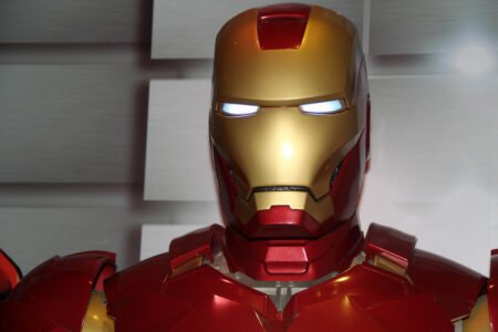 Konstruktéři staví humanoidního robota, který má létat stejně jako Iron Man. Bude také spásou světa?