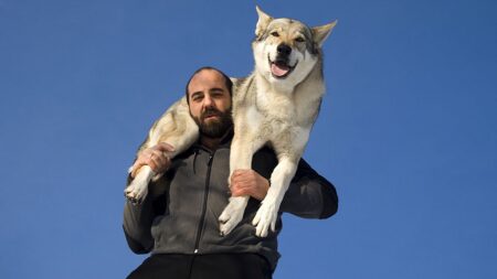 Muž „vychovávaný vlky“ se ostře ohradil ke stavu současné společnosti. Jeho výtky nutí k zamyšlení