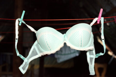 Jak často prát podprsenku? Již po prvním nošení začíná vznikat ráj bakterií a parazitů. Každé další je akorát přiživuje