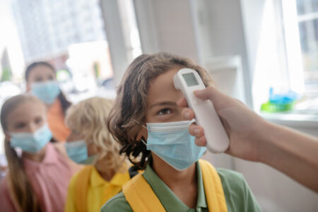 Následky covidu-19 se dětí drží mnohem déle. Lékaři uvedli, jaké symptomy je nutné bedlivě sledovat