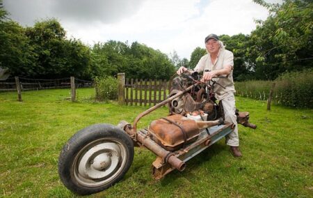 Své rozbité auto přestavěl na funkční motorku aneb Jak se Emile Lerayovi podařilo uniknout z pouště