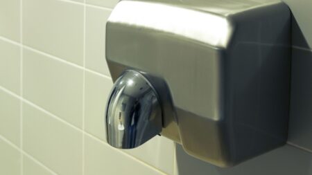 Jak to tedy je? Jsou hygieničtější elektrické osoušeče rukou, nebo papírové utěrky?