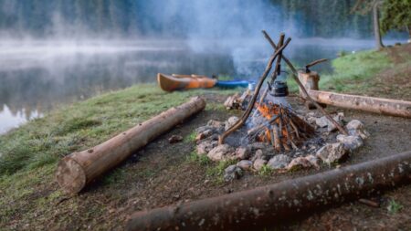 Jak zaručeně rozdělat oheň pomocí improvizovaných prostředků, jako je citron nebo drátěnka