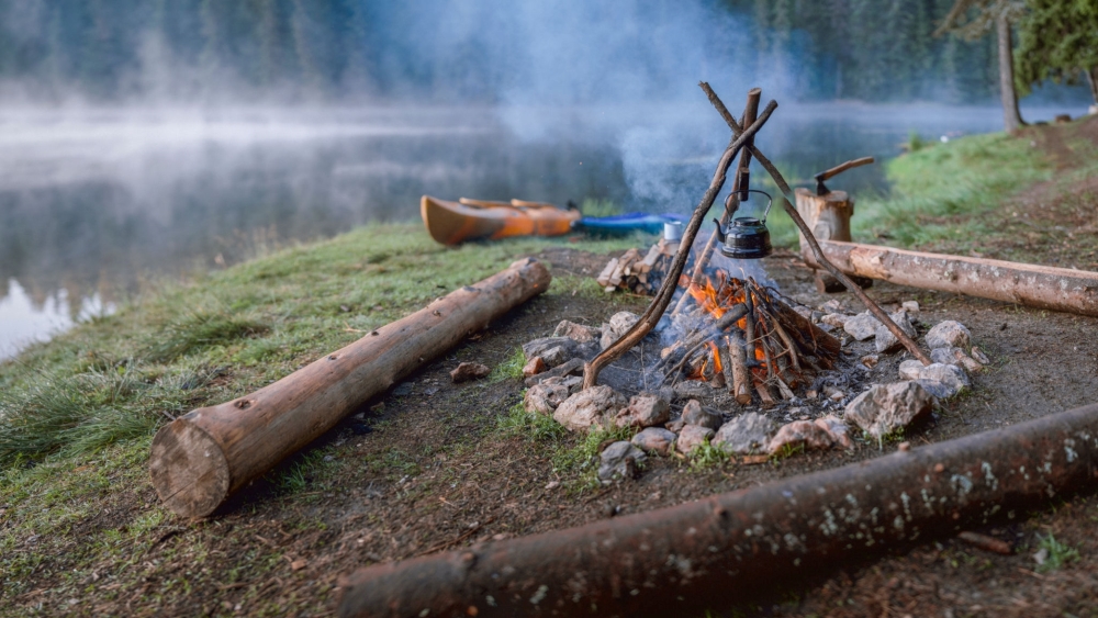 Jak zaručeně rozdělat oheň pomocí improvizovaných prostředků, jako je citron nebo drátěnka