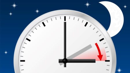 Proč se zimní čas mění na letní zrovna v noci ze soboty na neděli? Důvod se týká nás všech