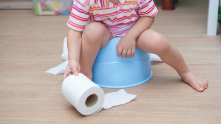 „Proč je mé hovínko hnědé?“ S touto otázkou nejspíš vyrukuje na rodiče každé zvídavé dítko. Jenže ani ti většinou nemají jasno