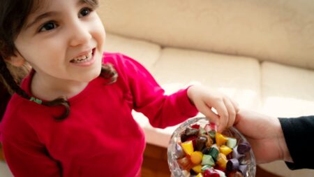 Vědcem můžete být i v pohodlí domova. Na tyto jednoduché experimenty vám postačí jen pár cukrovinek