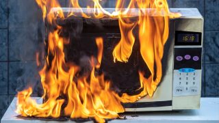 Ohříváním některých potravin v mikrovlnce riskujeme své zdraví. Nejde jen o její poničení, ale také o uvolňování výparů