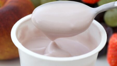 Co by se stalo, kdybyste každý den jedli jogurt? Účinek se liší výběrem, sledujte řeč těla