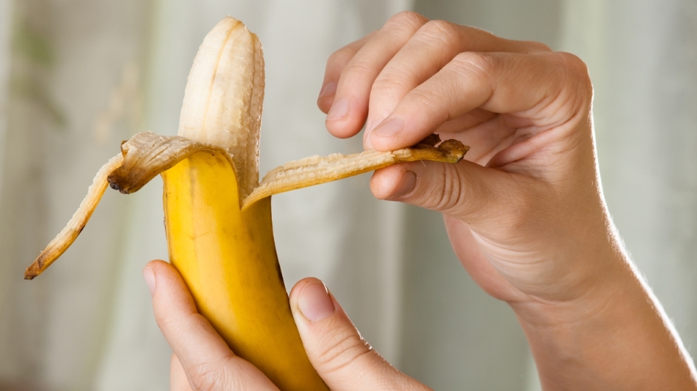 Naučte se loupat banán přímo od opic. Pokud se chcete vyhnout jeho rozmačkání, existuje jen jedna správná možnost