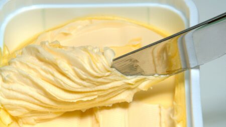 Jak margarín působí na naše zdraví a dokáže nahradit klasické máslo? Mimo jiné ovlivňuje hladinu cholesterolu