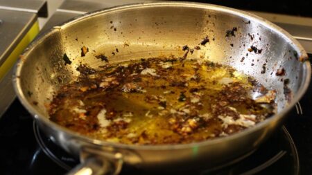 Žádné prskání, nepříjemný zápach ani riziko připálení. Který olej je v kuchyni ideální na smažení, dušení či pečení jídla?