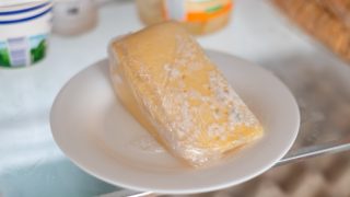 Stačí plíseň z potravin jen oříznout nebo sebrat? Nejlepší vysvětlení jejího systému je přirovnání ke dřevu